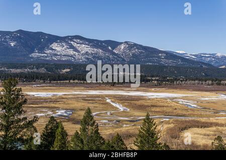 Großes Tal in der Nähe von columbia See mit felsigen Bergen östlich kootenay Kanada. Stockfoto