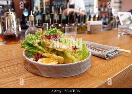 Caesar Salat wird auf asiatische Art zubereitet - Fusion Food wird an der Theke serviert Stockfoto