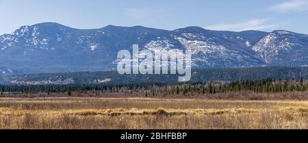 Großes Tal in der Nähe von columbia See mit felsigen Bergen östlich kootenay Kanada. Stockfoto