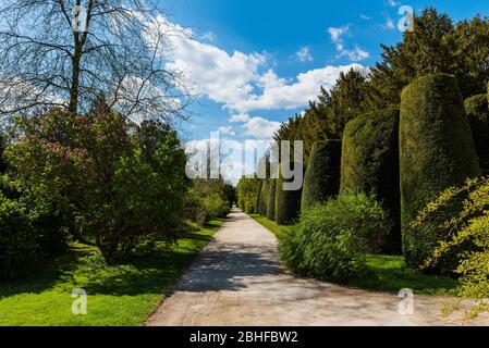 Lednice, Tschechische republik, Lednice Schloss mit schönen Gärten und Parks an sonnigen Frühlingstag. Lednice-Valtice Landschaft, Südmährische Region. UNES Stockfoto