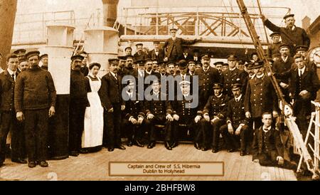 Kapitän & Besatzung (einschließlich der Schiffsschwester) der S. S. Hibernia (Dublin nach Holyhead Eisenbahn Fährdienst) auch als T.S.S. bezeichnet Hibernia (Doppelschneckendampfer oder Dampfer). Sie wurde von 1900 bis 1914 von der London and North Western Railway betrieben und 1914 von der Admiralität in HMS Tara umbenannt. Im November 1915 wurde sie in Aktion versenkt. Ursprünglich von William Denny und Brothers of Dumbarton für die London and North Western Railway gebaut Stockfoto