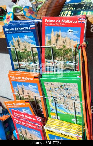 Reiseführer Karten auf dem Display zu verkaufen, Palma, Mallorca, Balearen, Spanien Stockfoto