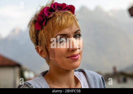 Junge Frau mit chirurgischen Maske tan Linien auf ihrem Gesicht, dass sie nicht mag, auch wenn dies ihr sicher gehalten Stockfoto