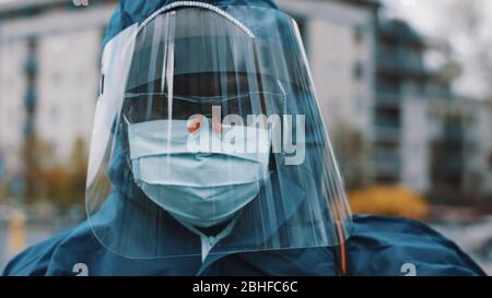 Porträt eines afrikanischen Mannes mit persönlicher NBC-Schutzausrüstung psa-Anzug, Maske, Brille und Gesichtsschutz. Verhindern der Ausbreitung des Coronavirus. Stockfoto