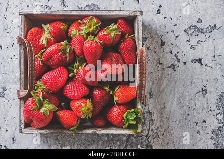 Erdbeeren im Holzkorb Draufsicht Stockfoto