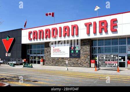 Canadian Tire ist gezwungen worden, seine Geschäfte in Ontario zu schließen, um die COVID-19 Maßnahmen einzuhalten und bietet nur Abholung und Lieferung an der Bordseite an Stockfoto