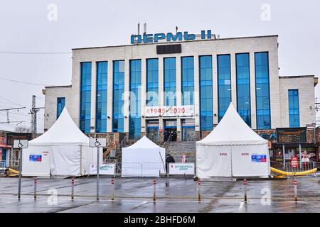 Perm, Russland - 25. April 2020: Zelte mit berührungslosen Temperaturmesspunkten wurden während der Krönung vor dem Bahnhof installiert Stockfoto