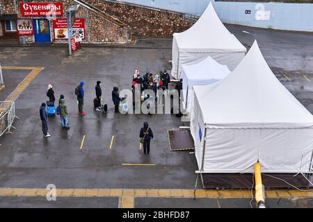 Perm, Russland - 25. April 2020: Während des Ausbruchs der Coronavi-Station werden die Passagiere durch Temperaturmessstellen an einem Bahnhof geführt Stockfoto