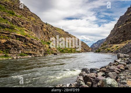 Der Hell's Canyon Dam am Snake River an der Staatsgrenze zwischen Oregon und Idaho. Stockfoto