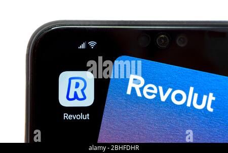 Stone / Großbritannien - April 14 2020: Die neue Revolut-Karte, die mit der Revolut-App auf dem Smartphone platziert wurde. Konzept für mobiles Banking. Stockfoto