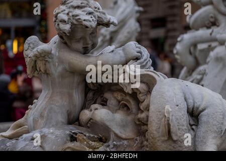 Nahaufnahme der barocken Brunnen auf dem Platz Navona. Rom, Italien Stockfoto