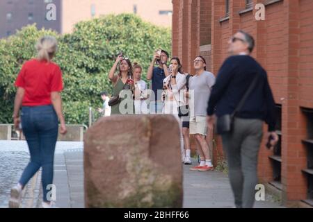 MANCHESTER, Großbritannien der Stadtteil Ancoats von Manchester kommt zum Stillstand, als DJ Coast2Coast auf einem der Wohngebäude ein kurzes DJ-Set auflegt. Er stellt Mittel für die Samariter und Radfahrer bereit, die gegen Krebs kämpfen. Samstag 25. April 2020. (Quelle: Pat Scaasi) Quelle: MI News & Sport /Alamy Live News Stockfoto