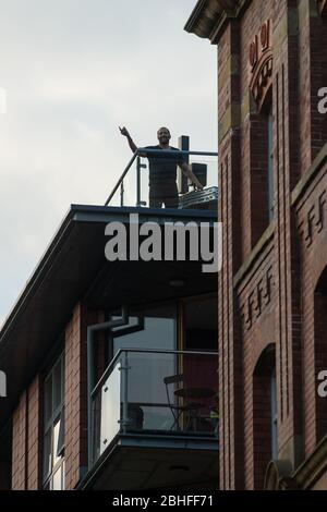 MANCHESTER, Großbritannien der Stadtteil Ancoats von Manchester kommt zum Stillstand, als DJ Coast2Coast auf einem der Wohngebäude ein kurzes DJ-Set auflegt. Er stellt Mittel für die Samariter und Radfahrer bereit, die gegen Krebs kämpfen. Samstag 25. April 2020. (Quelle: Pat Scaasi) Quelle: MI News & Sport /Alamy Live News Stockfoto