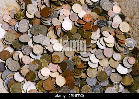 Münzstruktur. Münzen aus verschiedenen Ländern. Ein großer Haufen Pennies. Stockfoto