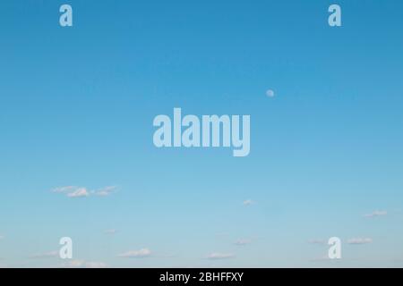 Es wird gefeiert. Blauer Himmel. Mond. Der junge Mond. Transparenter Mond. Stockfoto