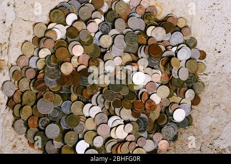 Münzstruktur. Münzen aus verschiedenen Ländern. Ein großer Haufen Pennies. Stockfoto