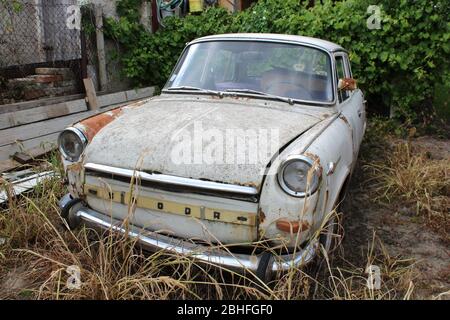 Verlassene, rostige Vintage Skoda 1000 MB Auto, 1960er Jahre Stockfoto