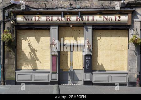 Edinburgh, Schottland, 25. April 2020. Ein aufgebohrter Pub im Grassmarket in Edinburgh erinnert daran, dass Großbritannien weiterhin auf die Sperrung des Corona-Virus reagiert. Stockfoto