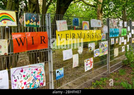 Geschlossene städtische KZZ am MŸhlenbruch in Essen haben Erzieher selbstgemalte Bilder der Kinder an einen Zaun der KZZ gehängt Stockfoto