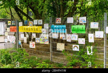 Geschlossene städtische KZZ am MŸhlenbruch in Essen haben Erzieher selbstgemalte Bilder der Kinder an einen Zaun der KZZ gehängt Stockfoto