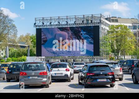 Temporäres Drive-in Kino, auf dem Parkplatz vor der Messe Essen, Grugahalle, große LED-Leinwand ermöglicht auch Filmvorführungen in Sonnenschein, Familienfis Stockfoto