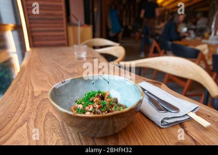 Gebratene Pilze mit Sojasauce und grünen Zwiebeln im Restaurant Stockfoto