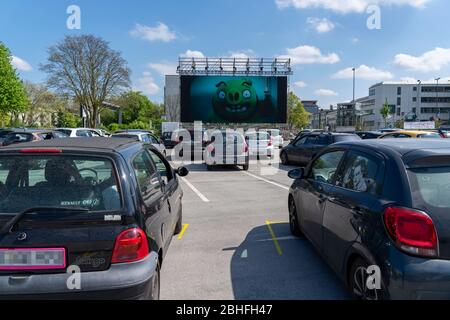 Temporäres Drive-in Kino, auf dem Parkplatz vor der Messe Essen, Grugahalle, große LED-Leinwand ermöglicht auch Filmvorführungen in Sonnenschein, Familienfis Stockfoto