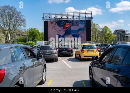 Temporäres Drive-in Kino, auf dem Parkplatz vor der Messe Essen, Grugahalle, große LED-Leinwand ermöglicht auch Filmvorführungen in Sonnenschein, Familienfis Stockfoto