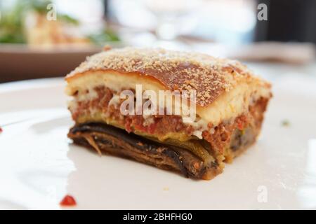 Moussaka, traditionelle griechische Speise, auf weißem Teller Stockfoto