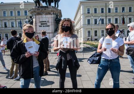 München, Bayern, Deutschland. April 2020. Organisiert in Telegram-Chats von konspirativen Querfront-Gruppen, sah die Stadt München, Deutschland, zahlreiche QAnon-ähnliche, 'Corona-Parteien' wie unter Mottos wie 'Demonstration für die Erhaltung der Grundrechte' und 'für unsere Freiheit, unsere Grundrechte und unsere Freiheit'. Grundrechte und Selbstbestimmung). Zahlreiche Rechtsextremisten, vom Verfassungsschutz überwachte Personen, QAnon-Fans und AfD-Politiker waren anwesend. Der Stockfoto