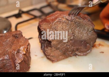 Gekochtes Fleisch von Kalb und Rindfleisch mit Gemüsesauce Stockfoto