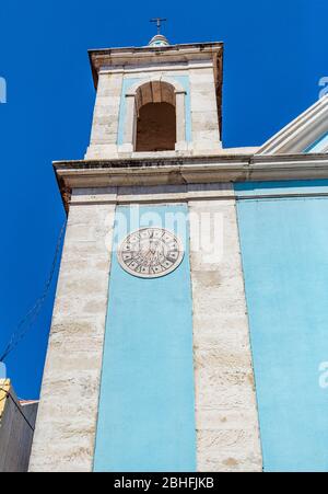 Detail des westlichen Glockenturms der Kirche unserer Lieben Frau von gutem Erfolg, mit seiner Sonnenuhr (Sonnenuhr), in Cacilhas, Portugal, Stockfoto