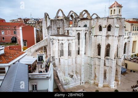 März 2017. Lissabon, Portugal: Karmeliterkloster und Karmu-Kirche vom Aufzug Santa Justa von Lissabon aus Stockfoto