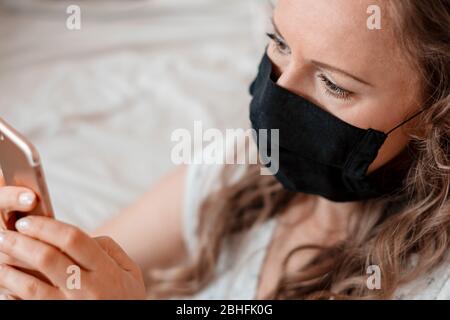 Porträt der Frau trägt handgemachte Baumwollstoff Gesichtsmaske. Schutz vor Speichel, Husten, Staub, Verschmutzung, Viren, Bakterien, COVID-19. Stockfoto