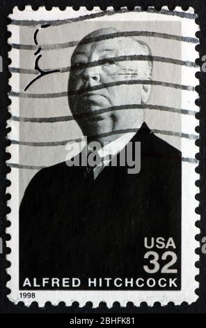 USA - UM 1998: Eine in den USA gedruckte Briefmarke zeigt Sir Alfred Hitchcock, englischer Filmregisseur und Produzent, um 1998 Stockfoto