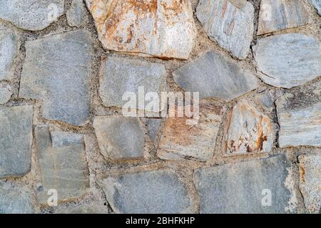 Fragment einer Wand aus einem abgebrochenen Stein Stockfoto