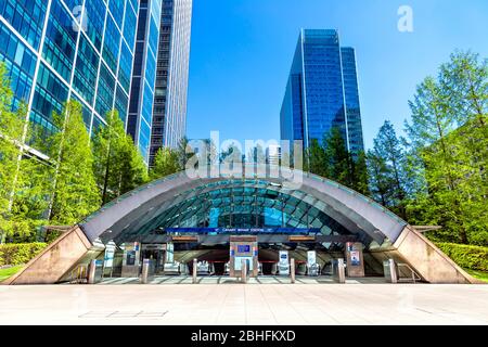 Eingang zur Canary Wharf U-Bahn Station von Reuters Plaza, London, Großbritannien Stockfoto