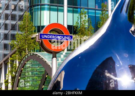 U-Bahn-Schild am Eingang Canary Wharf Reuters Plaza, London, Großbritannien Stockfoto