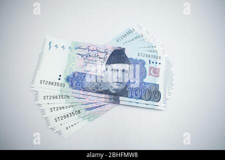 Pakistanische Währung, Banknoten in Händen halten, Pakistan Bank Rupien Stockfoto