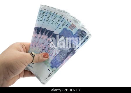 Pakistanische Währung, Banknoten in Händen halten, Pakistan Bank Rupien Stockfoto