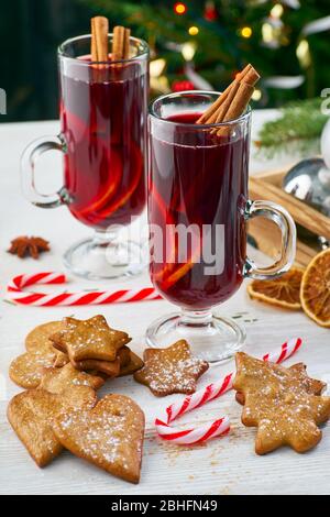 Zwei Tassen Glühwein mit Weihnachtsschmuck Stockfoto