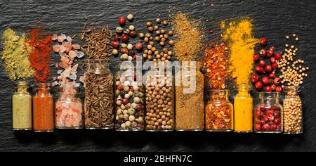 Verschiedene Gewürze in kleinen Flaschen Stockfoto