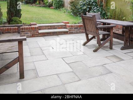 Neue Steinplatten Terrasse und Hinterhof, Garten Terrasse mit Möbeln, Großbritannien Stockfoto