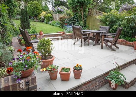 Harte Landschaftsgestaltung, neue Luxus-Steinterrasse und Garten eines englischen Hauses, Großbritannien Stockfoto