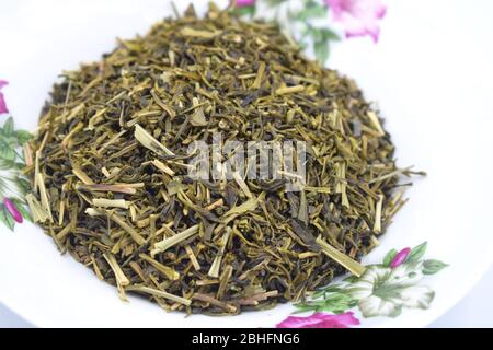Stapel von grünem Tee in Schüsseln Stockfoto