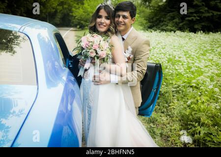 Die Braut und der Bräutigam in einem schönen respektablen Hochzeitsauto. Stockfoto