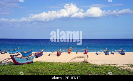 Bunte Fischerboote auf Dutch Bay Strand in Trincomalee, Sri Lanka Stockfoto