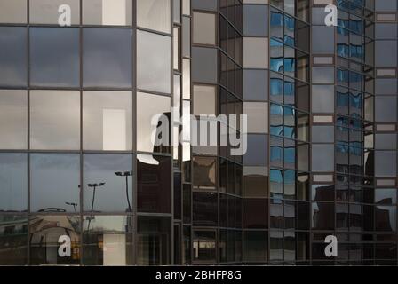 Braunes Glasglas Stahlrahmen ehemalige West 5 Beavor Lane, Hammersmith, London W6 9AR Stockfoto