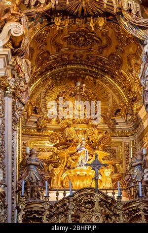 Interieur und Altar der historischen Kirche alle in Gold mit barocker Architektur in der Altstadt von Tiradentes in Minas Gerais Staat, Brasilien gemalt Stockfoto