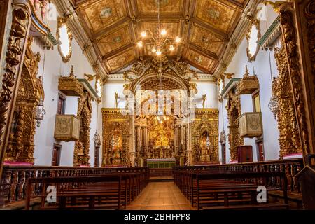 Interieur und Altar der historischen Kirche alle in Gold mit barocker Architektur in der Altstadt von Tiradentes in Minas Gerais Staat, Brasilien gemalt Stockfoto